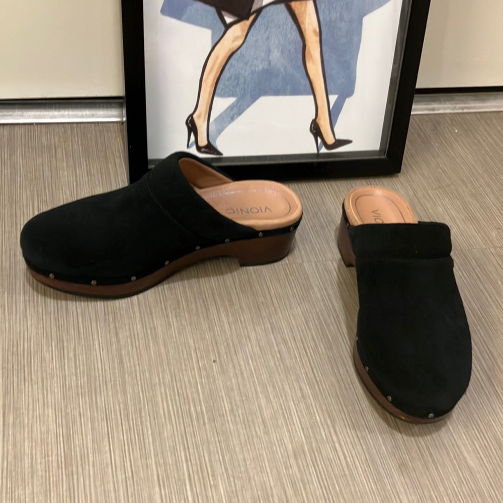 Vionic Kacie Suede Leather Orthopedic wooden mule clog in black color size 8